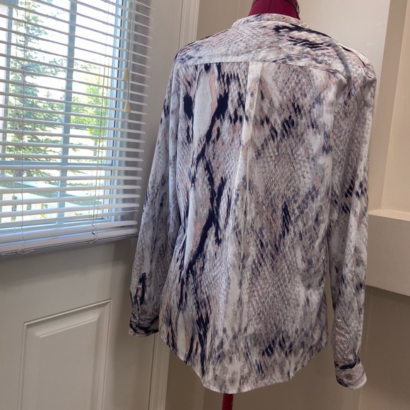 Calvin Klein women grey snake print long sleeves button down shirt. Size L. Use. - Picture 4 of 8